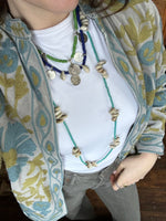 Ketting met met howliet en schelpen