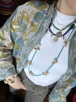 Ketting met met howliet en schelpen
