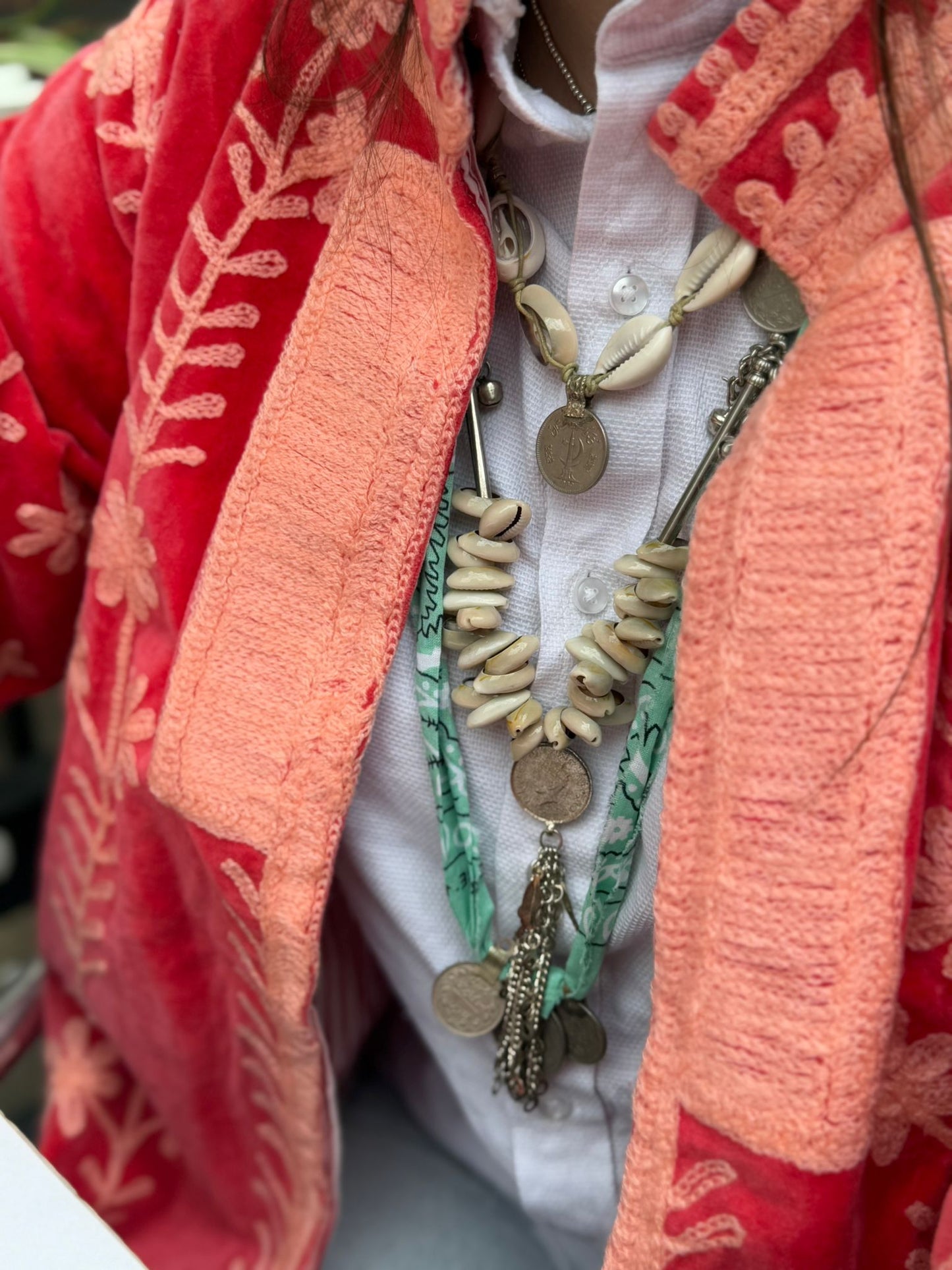 Bandana ketting met kauri schelpen en vintage munten turquoise