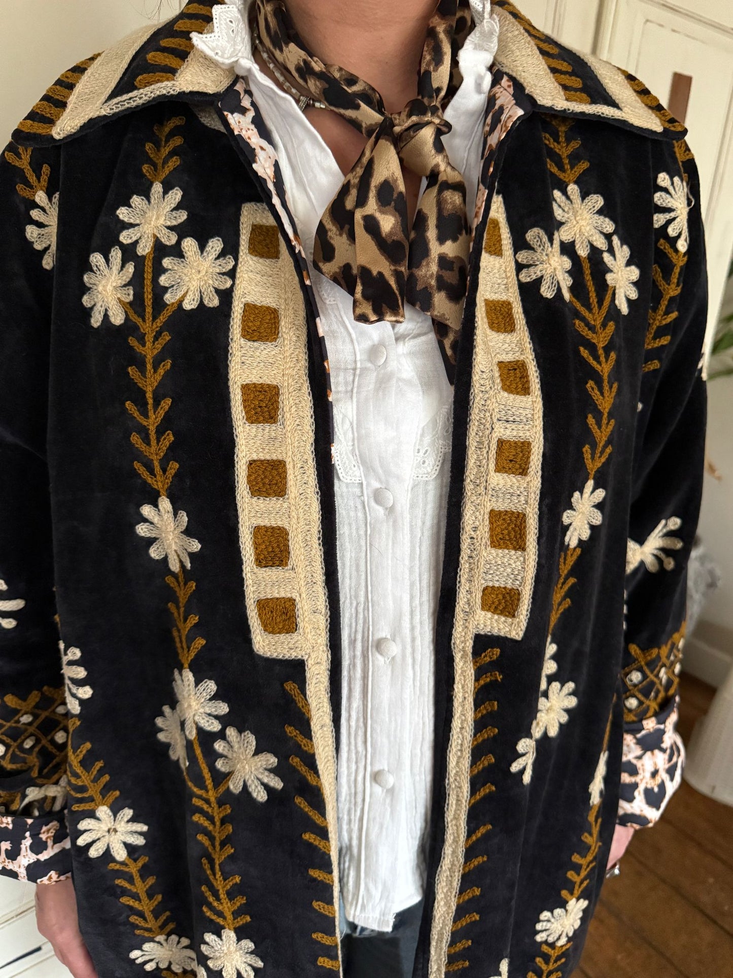 Long velvet Embroidery jas black creme panter