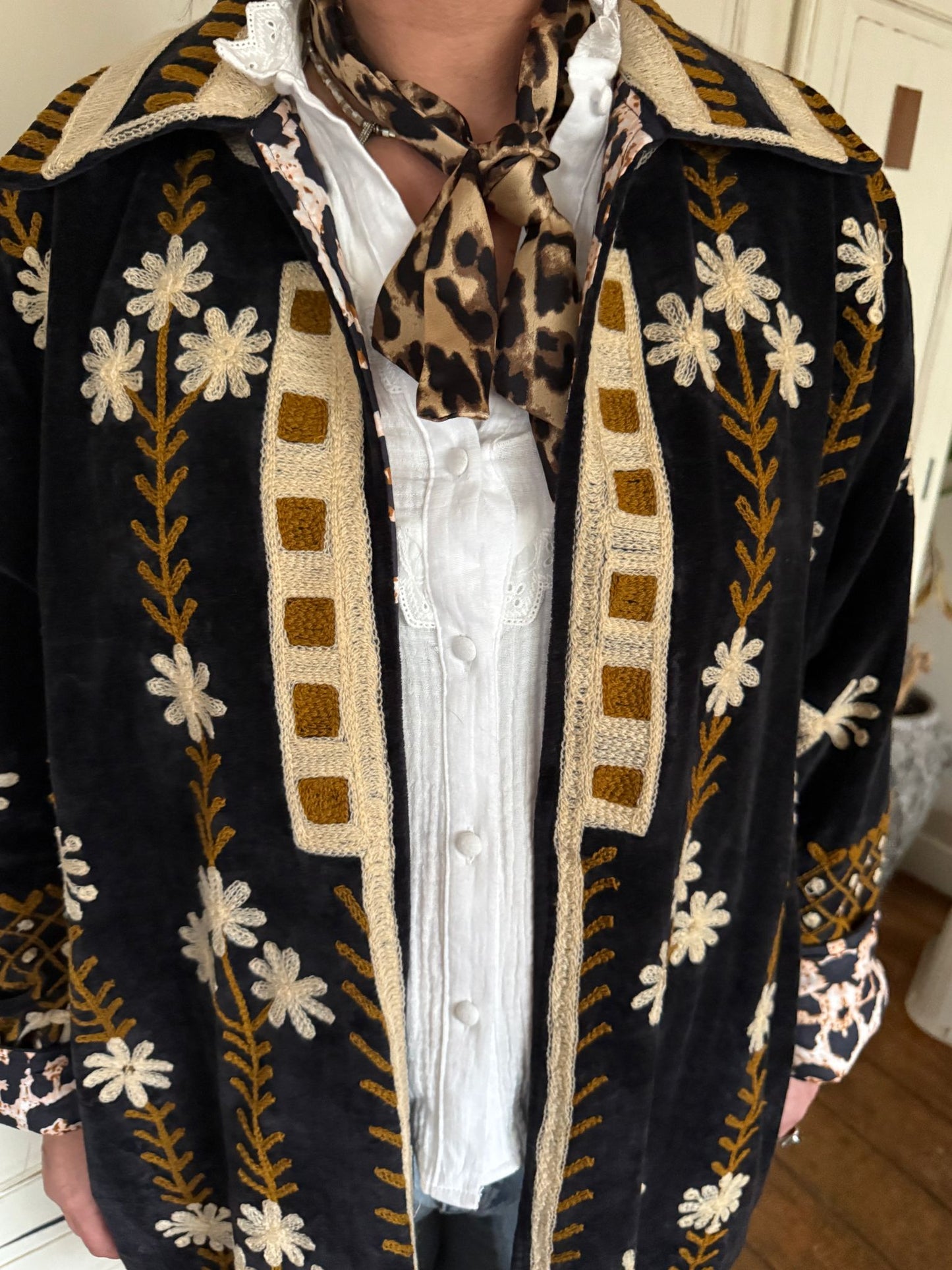 Long velvet Embroidery jas black creme panter