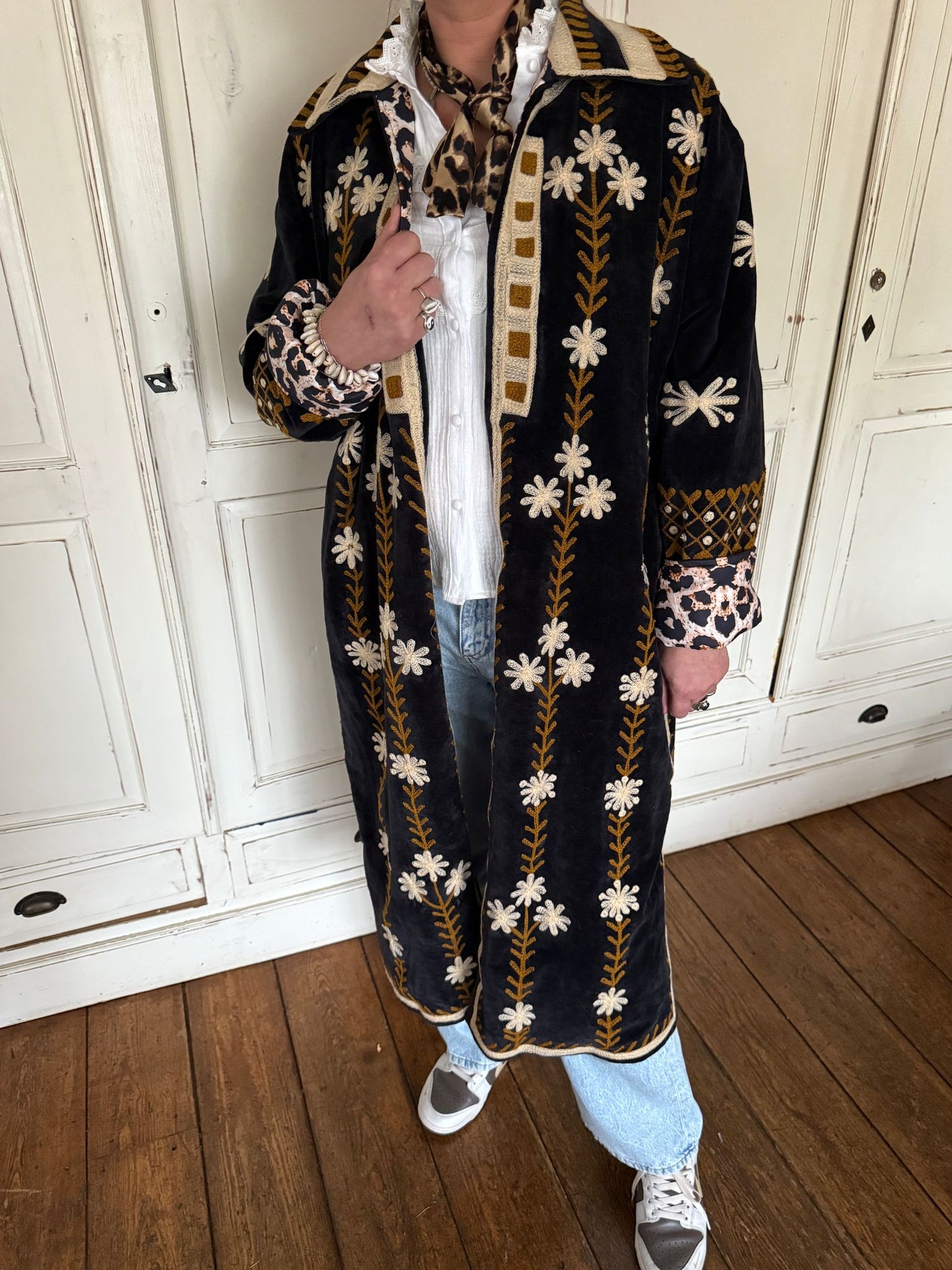 Long velvet Embroidery jas black creme panter