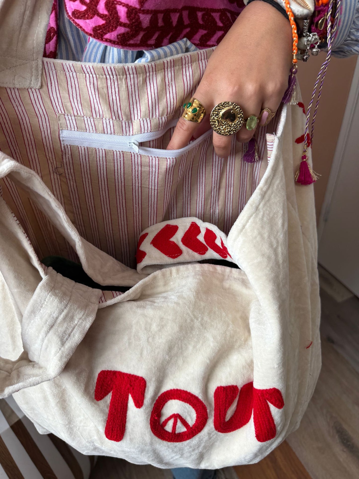 Velvet embroidery "TOUT" tas