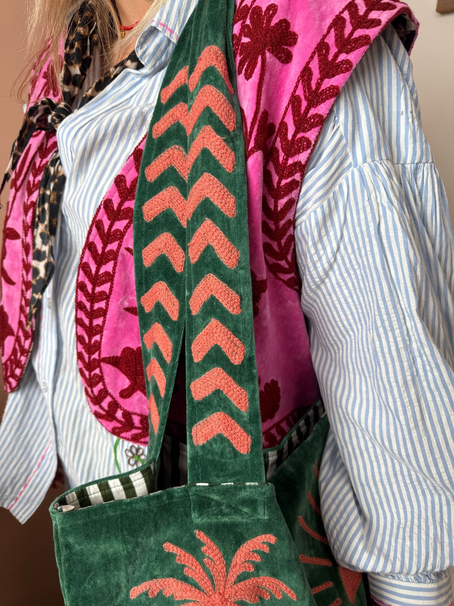 Velvet embroidery "TOUT" tas