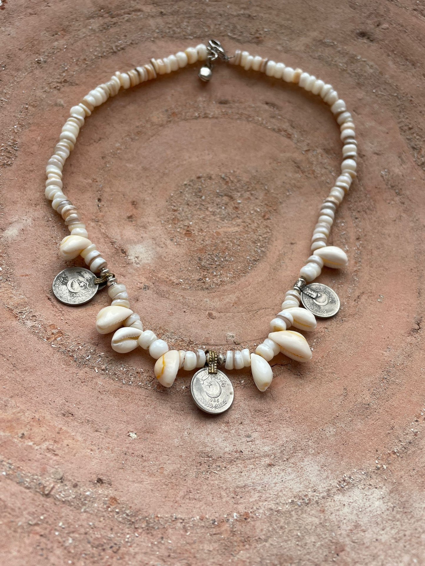 ketting vintage munten en schelpen Bless