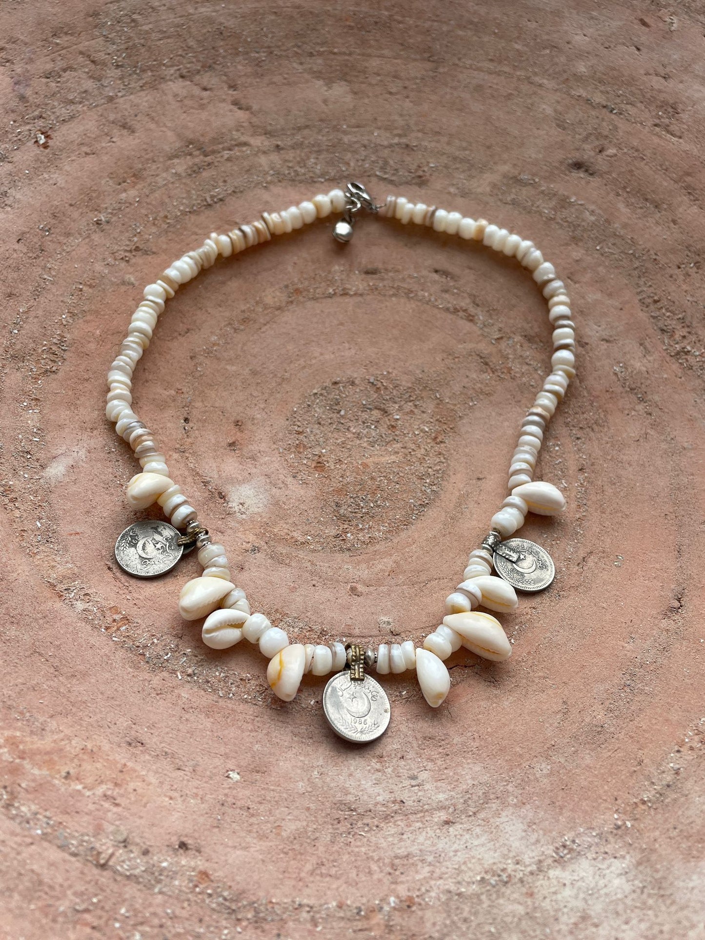 ketting vintage munten en schelpen Bless