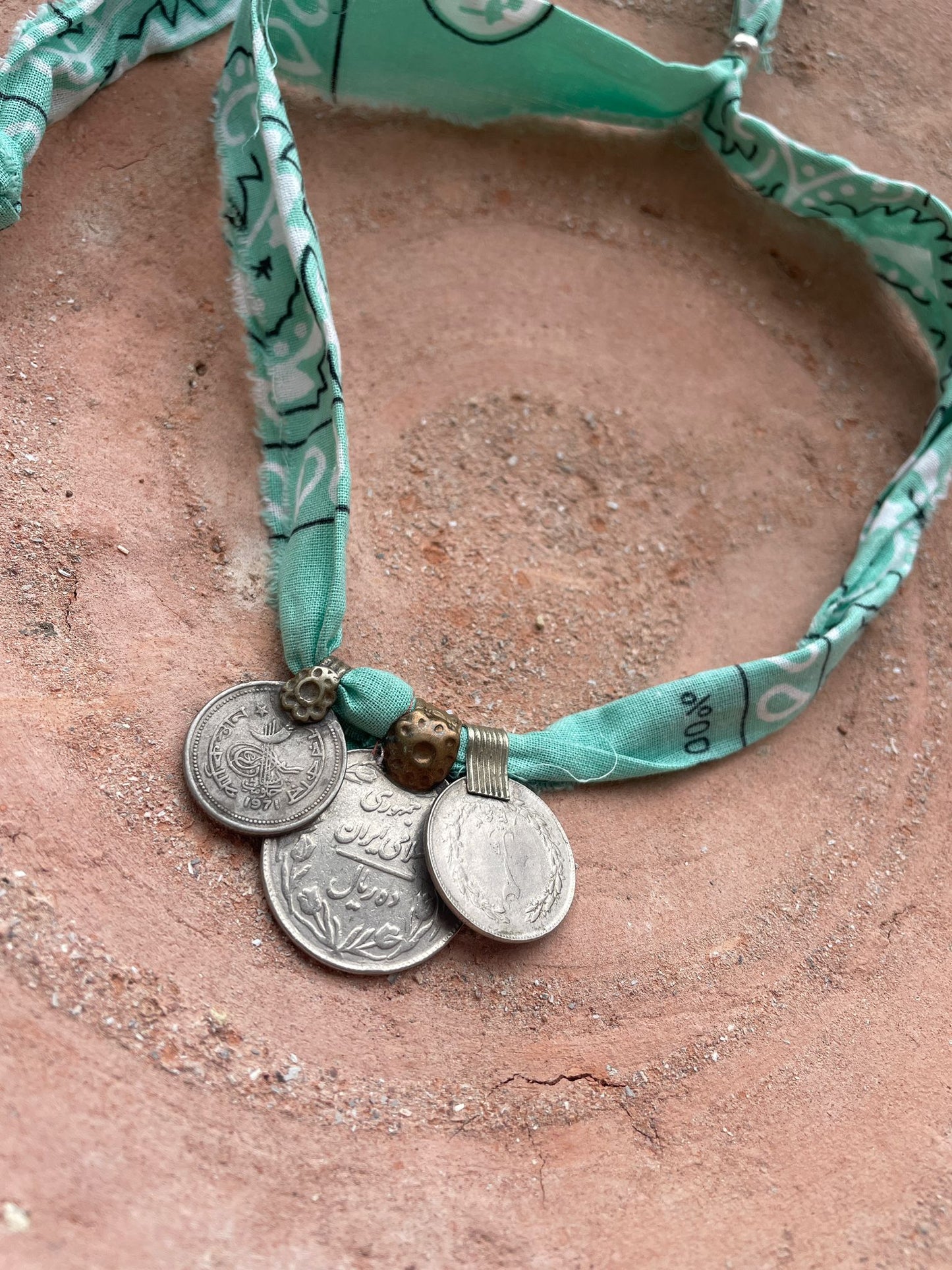 Bandanakettihg met vintage munt Kyra