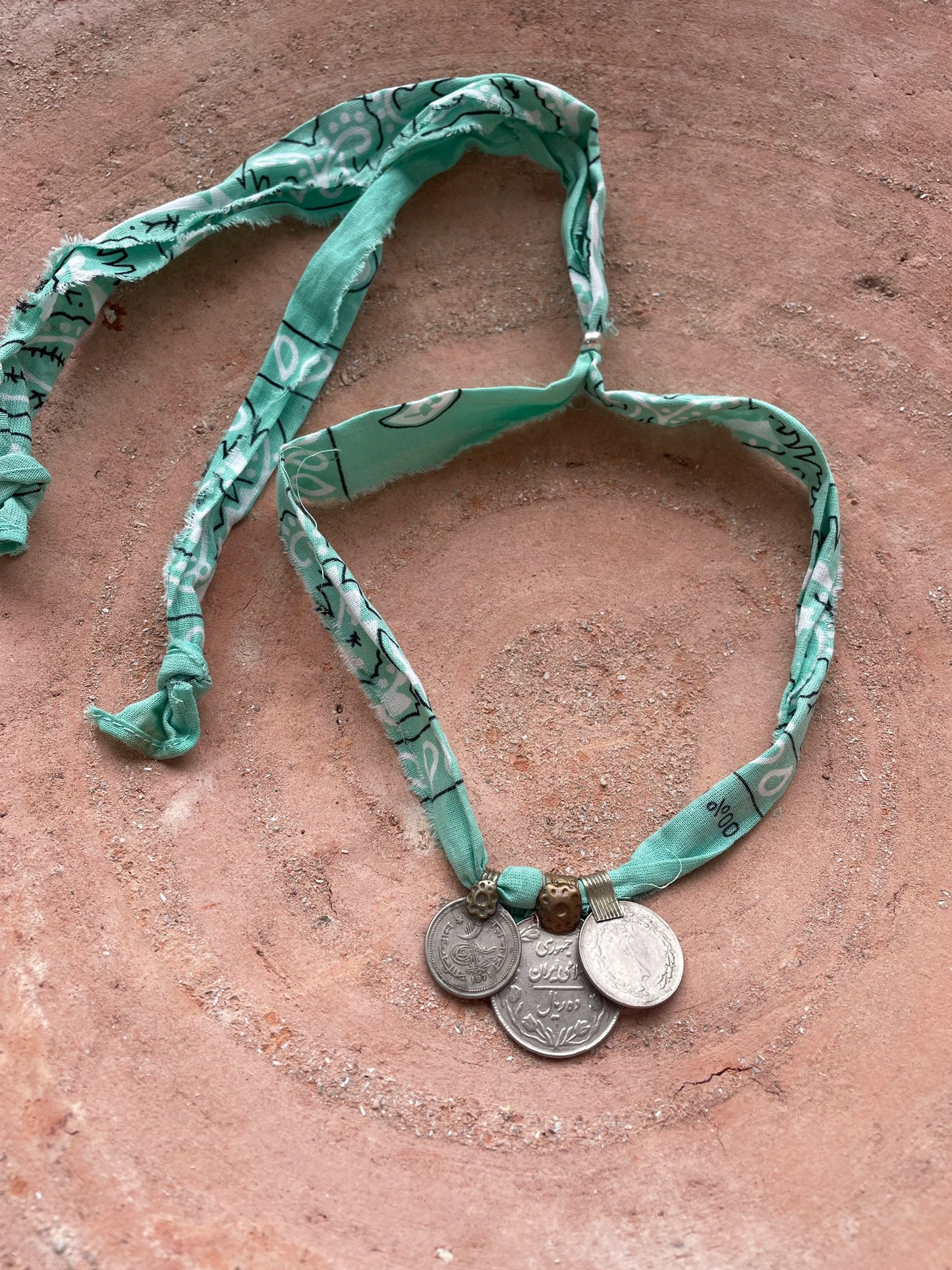 Bandanakettihg met vintage munt Kyra