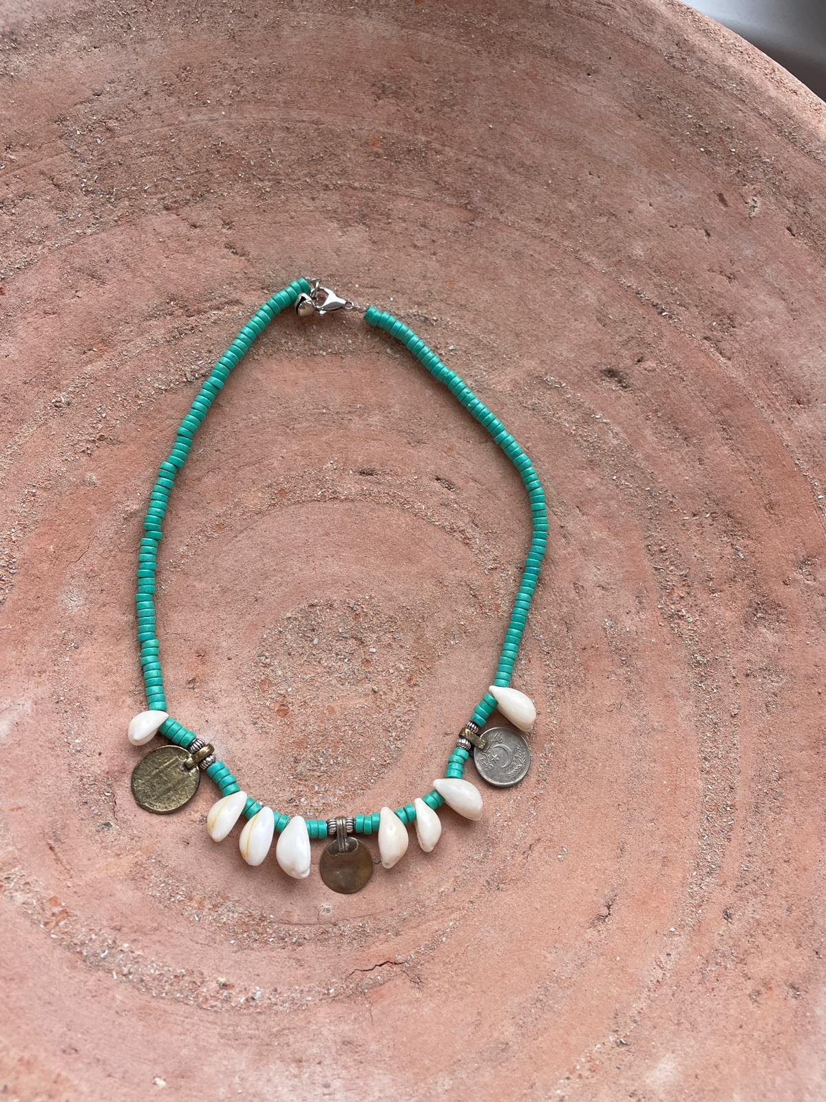 Ketting turquoise met munten en schelpen