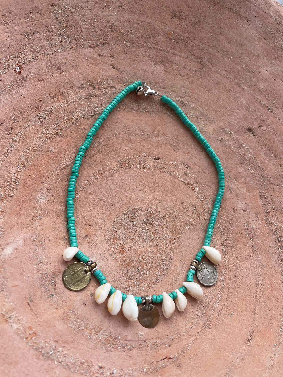 Ketting turquoise met munten en schelpen