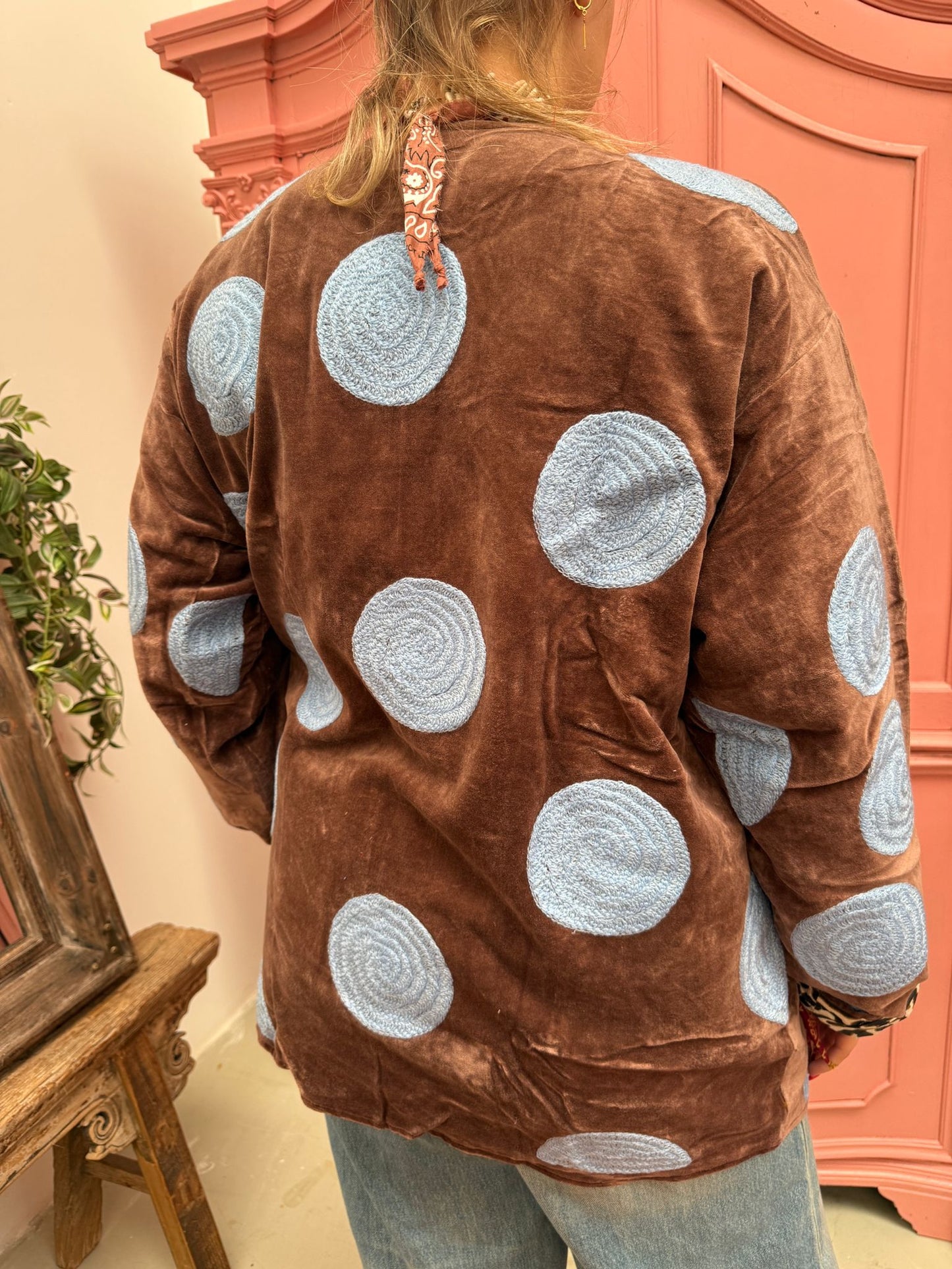 Velvet embroidery bruin blauwe dots