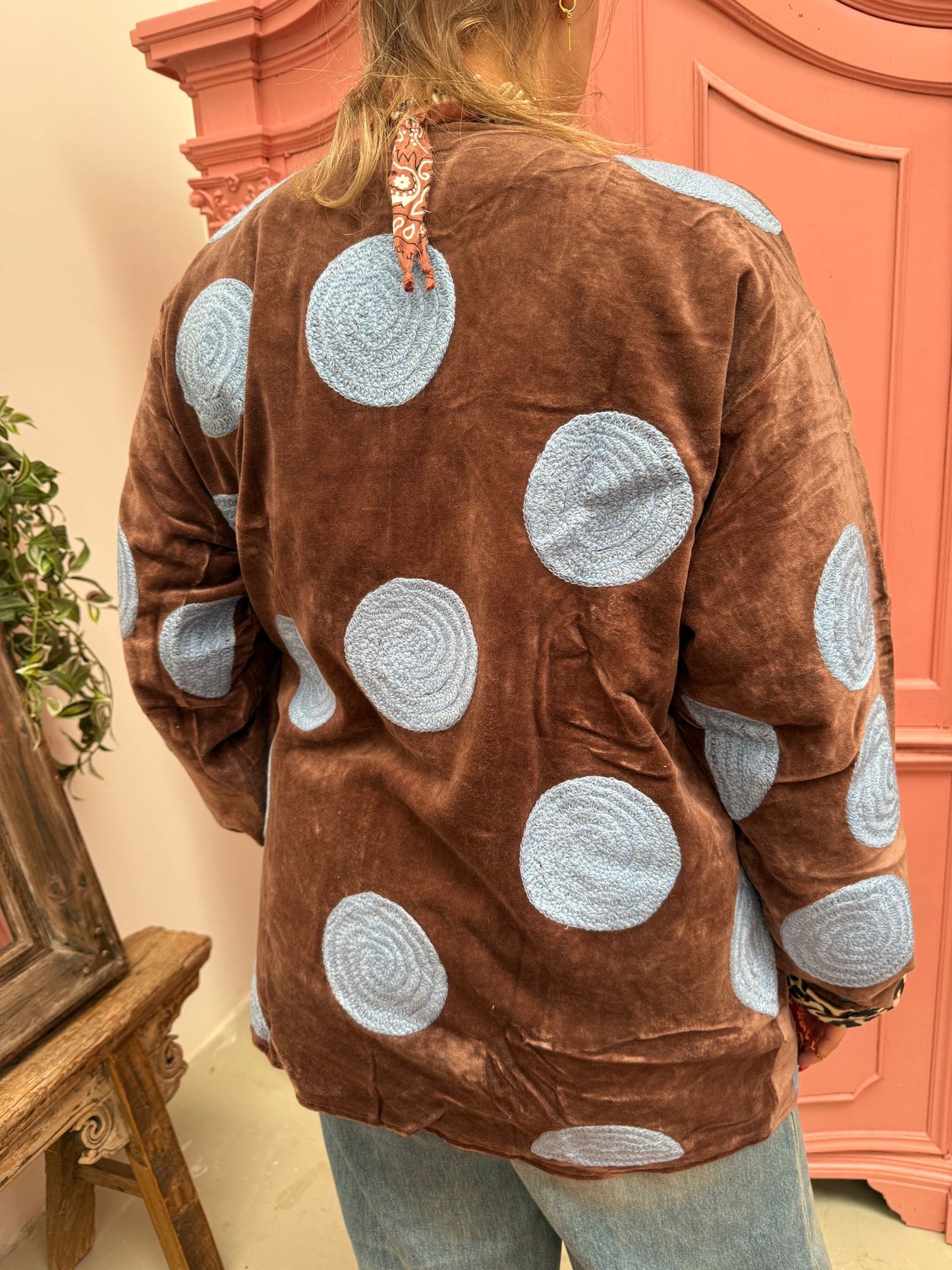 Velvet embroidery bruin blauwe dots