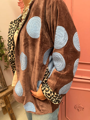 Velvet embroidery bruin blauwe dots