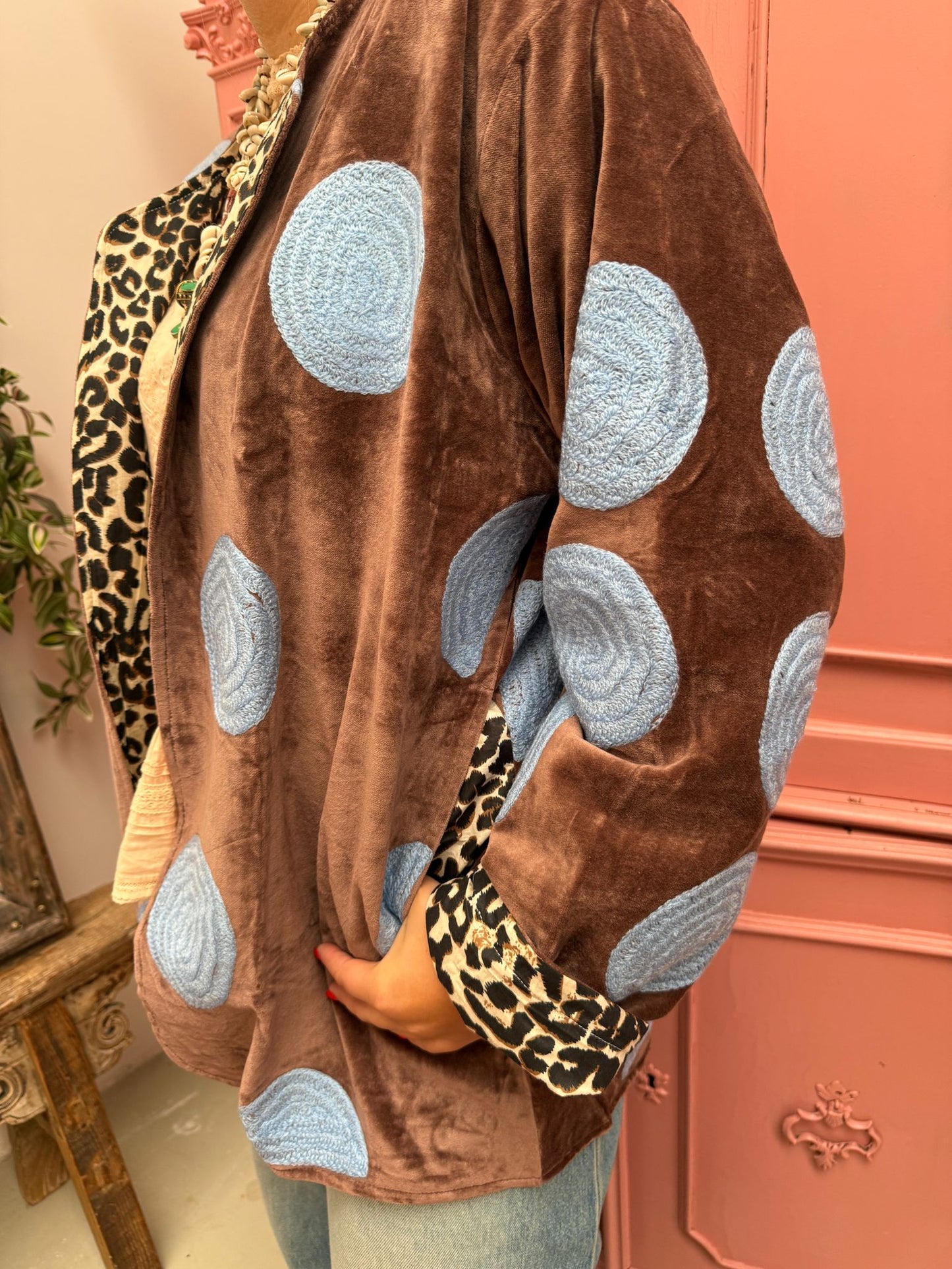 Velvet embroidery bruin blauwe dots