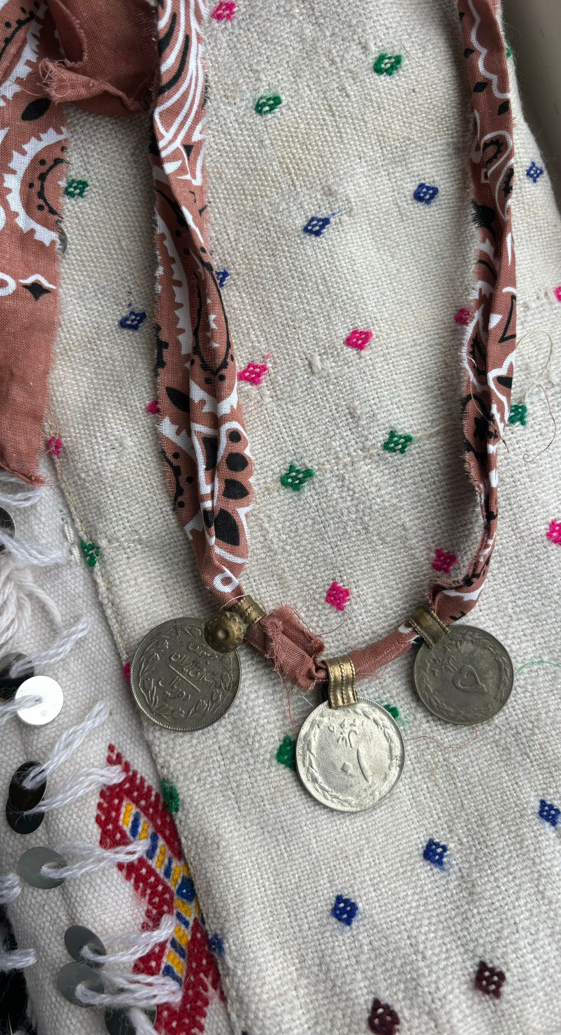 Bandana ketting met vintage munten