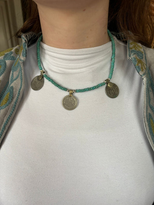 Ketting met met turquoise en munten