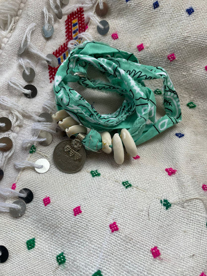 Bandana ketting met kauri schelpen en vintage munten turquoise