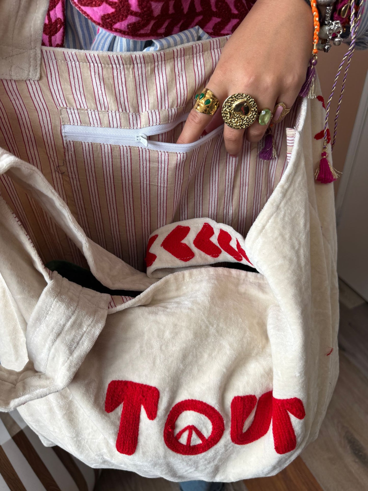 Velvet embroidery "TOUT" tas