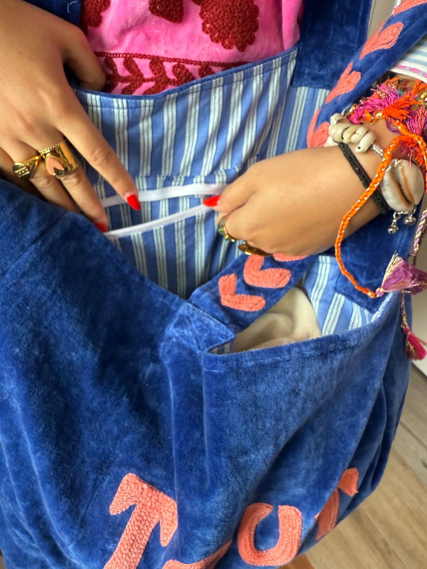 Velvet embroidery "TOUT" tas