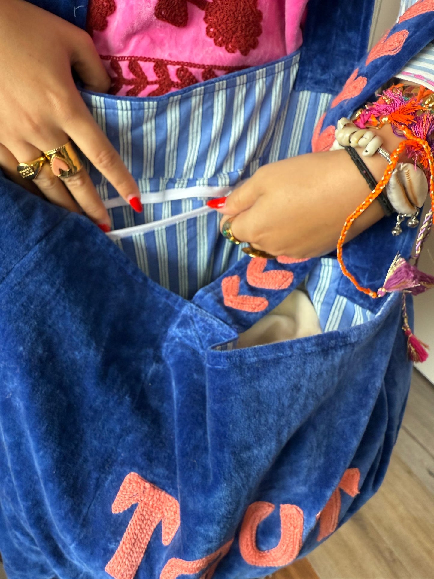 Velvet embroidery "TOUT" tas
