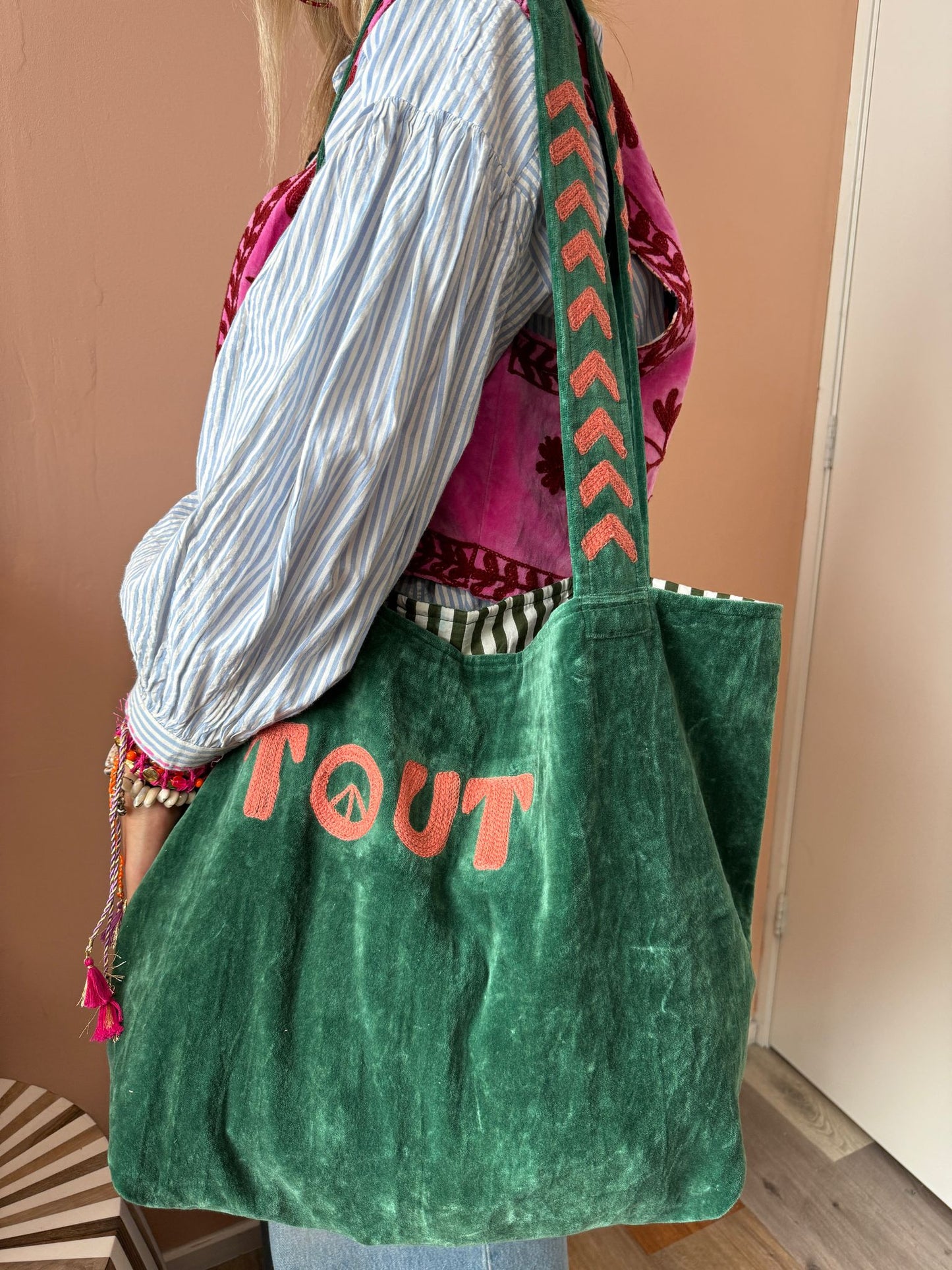 Velvet embroidery "TOUT" tas