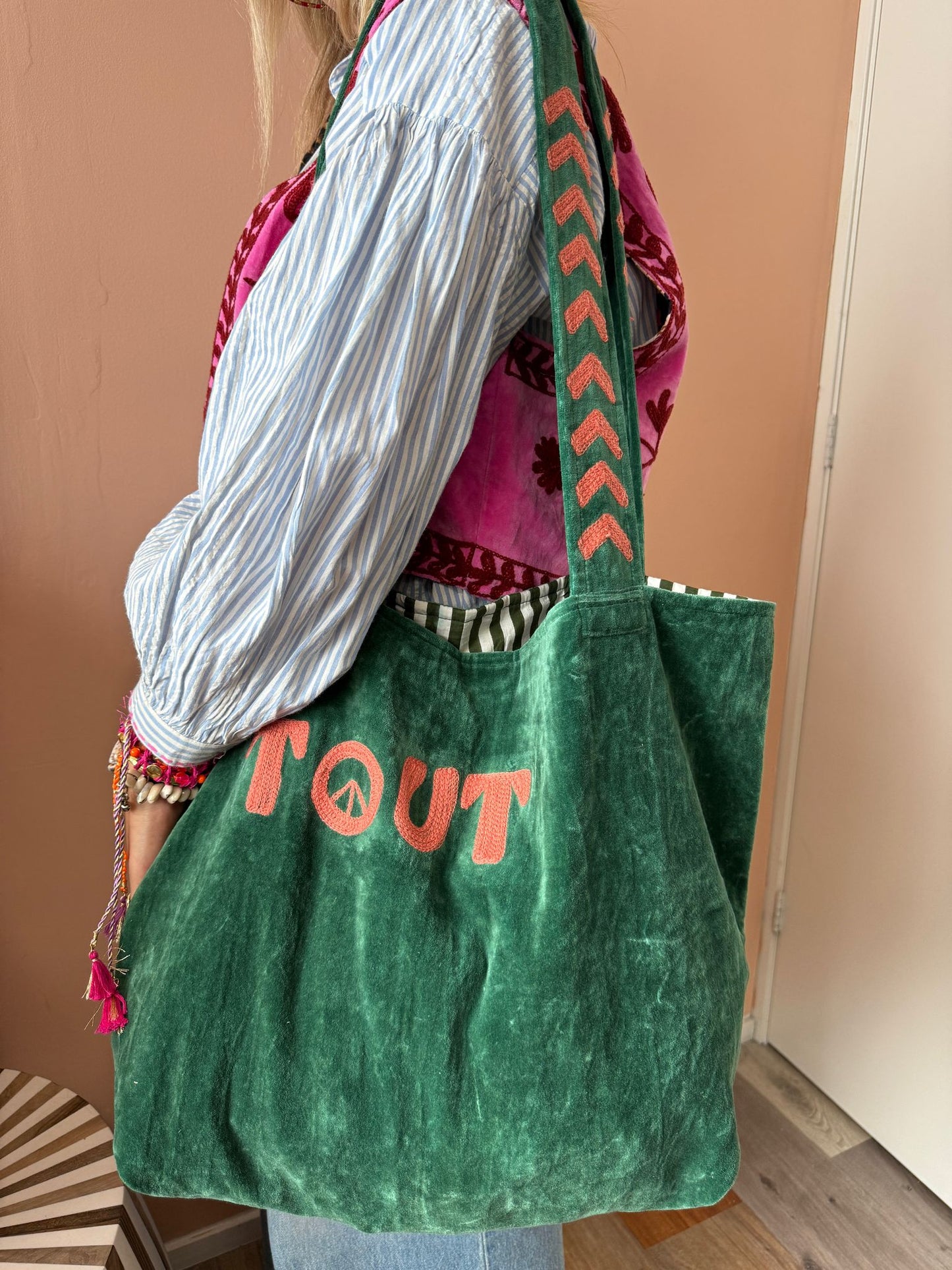 Velvet embroidery "TOUT" tas