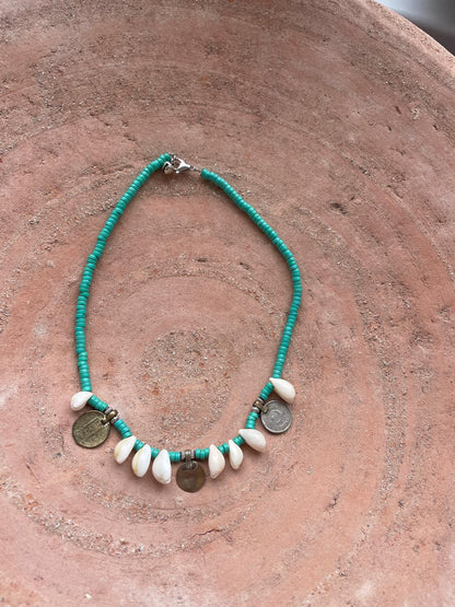 Ketting turquoise met munten en schelpen