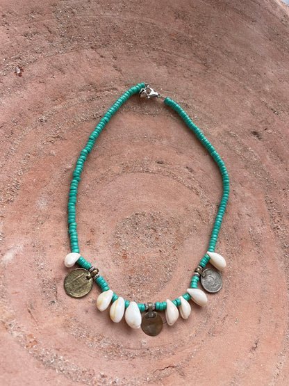 Ketting turquoise met munten en schelpen