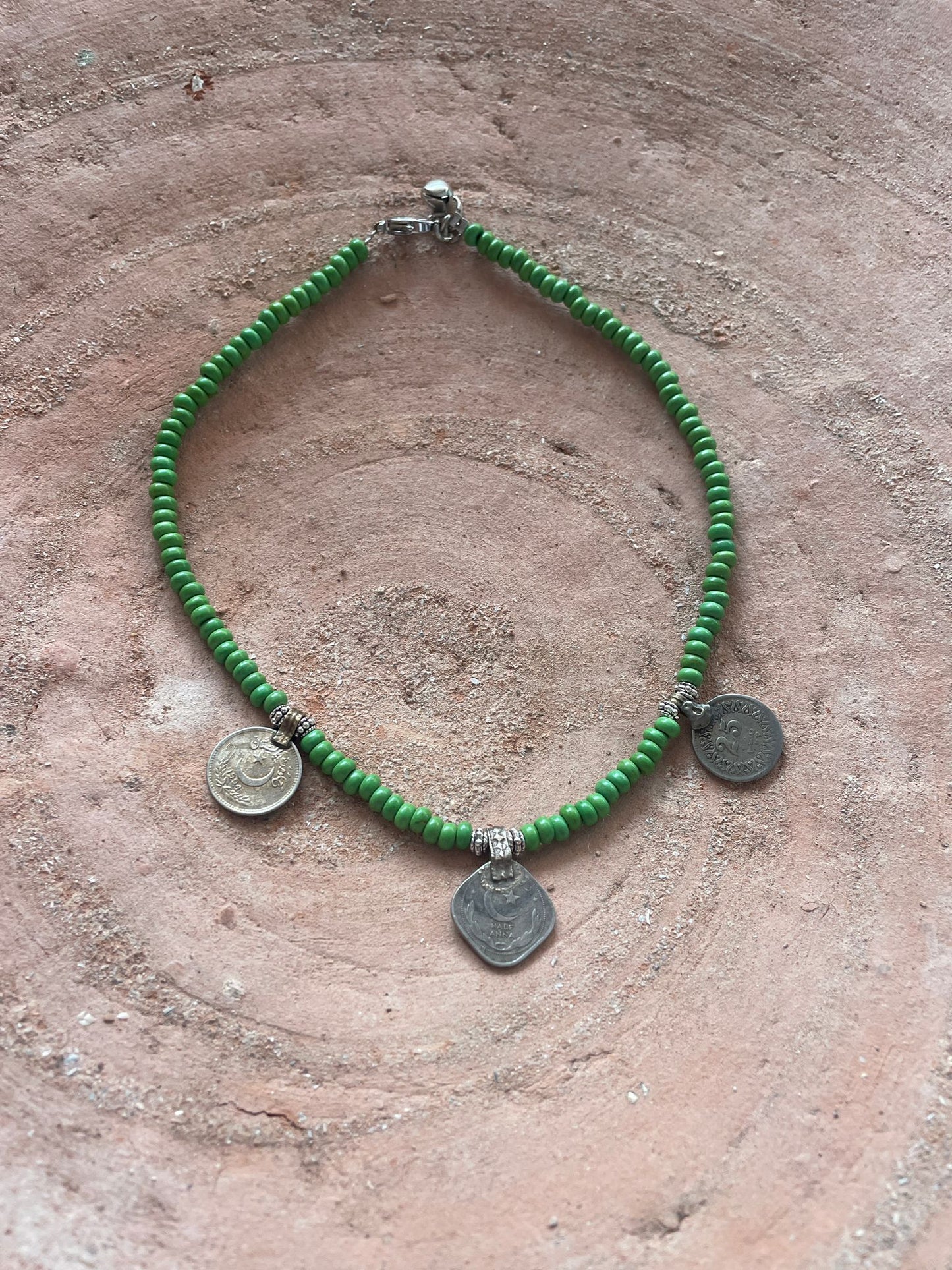 Ketting met met India groen en schelpen