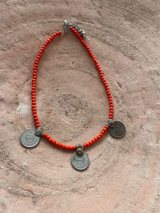 Ketting met met howliet en schelpen