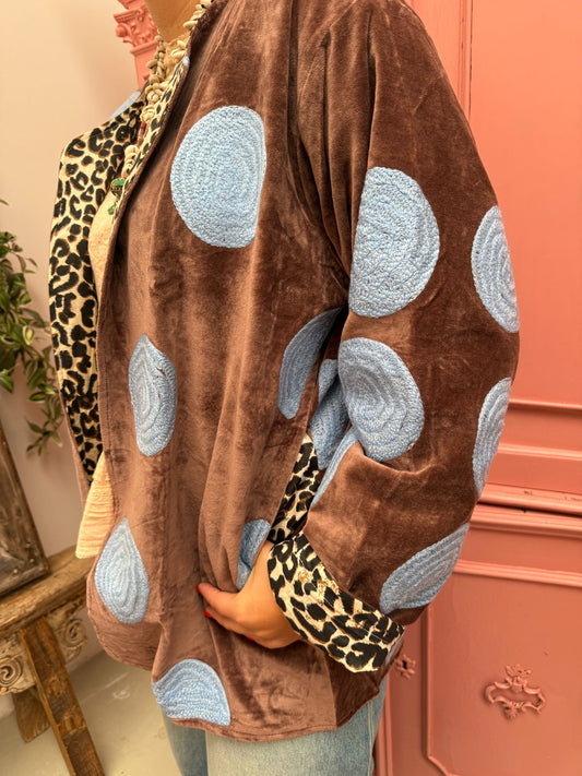 Velvet embroidery bruin blauwe dots